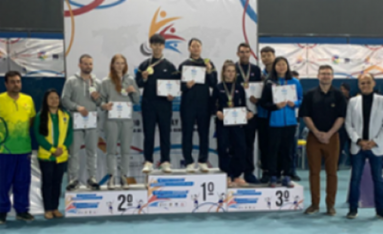 "Photo La première médaille mondiale pour le collectif France des sourds et des malentendants"