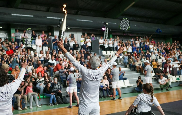 "Photo Relais de la Flamme : le relais collectif du badminton à Toulouse"