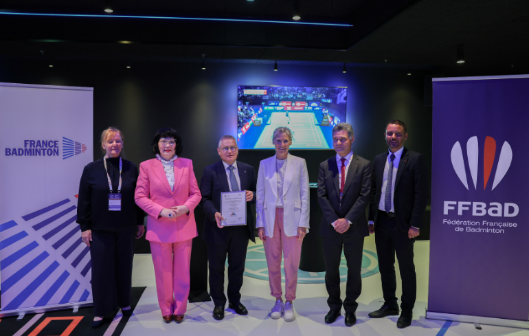 "Photo Signature du label « Terrain d’égalité »"