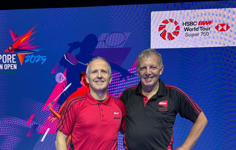 "Photo 2 officiels techniques au Singapore Open BWF 750"